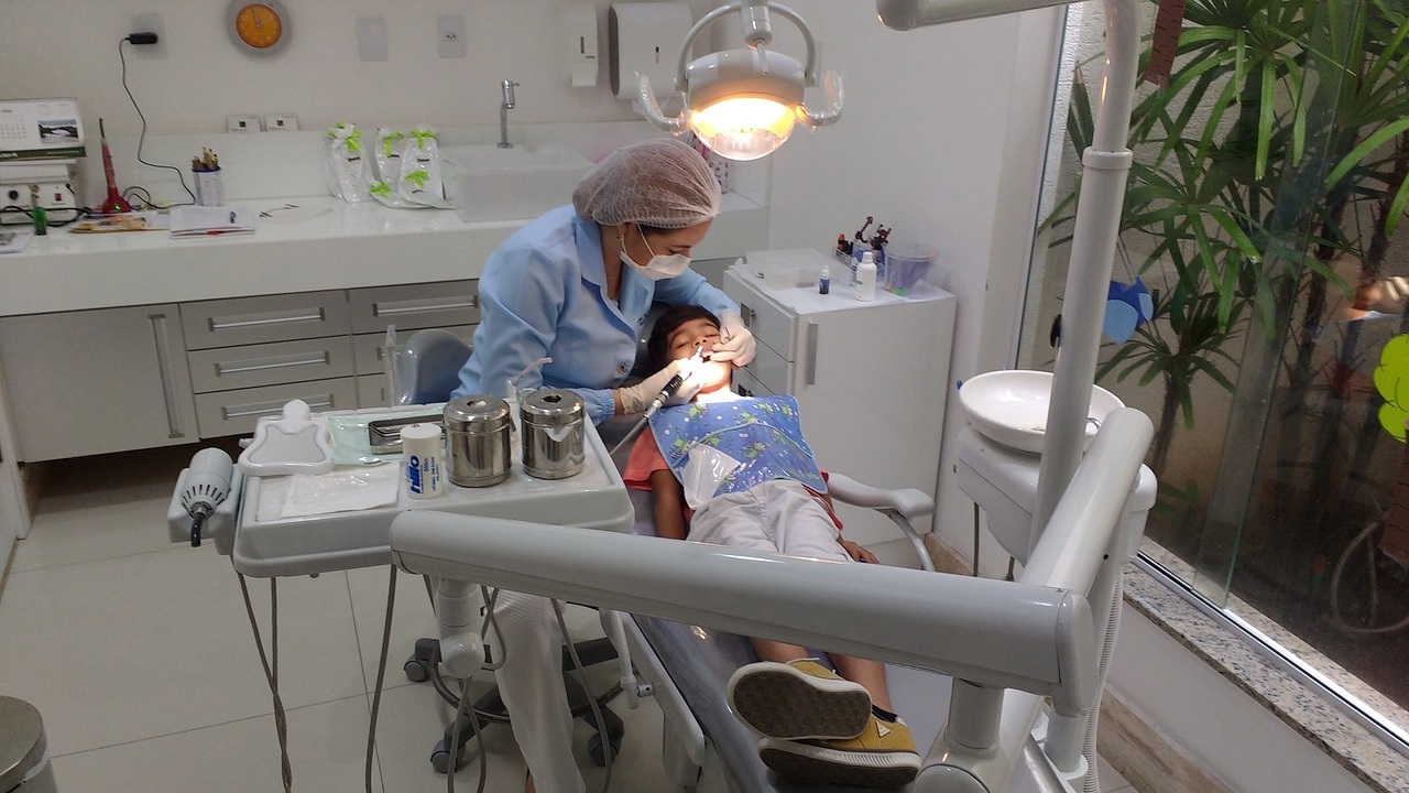 Der Zahnarzt kann am besten entscheiden, ob ein Kind Fluorid benötigt oder nicht. (Bild: © Marcio Guimaraes - Pixabay.com)