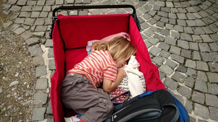 Kind schläft im Bollerwagen