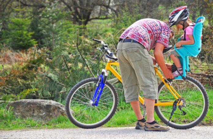 Tipps für Eltern: Fahrradsitz und Fahrradanhänger